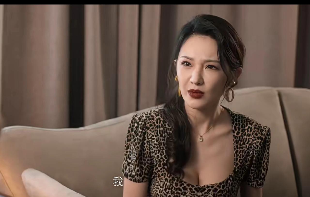 那不是一枚戒指，是一个圈套。
酒局散了，老板把她单独留下。
包厢门关上的前一秒，