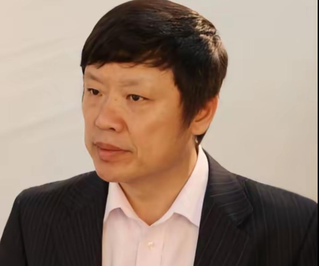 陈枫对胡锡进的评价真的太到位了，胡锡进就是把社会尖锐问题变成温柔的情绪讨论。
笑