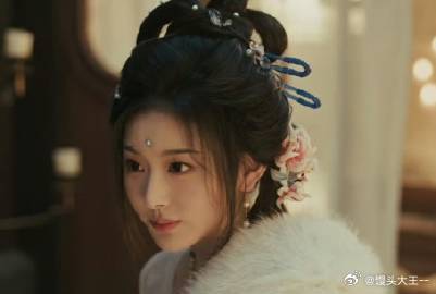 孔雪儿逐玉出场 孔雪儿的首次出场就以她的惊艳造型征服了全场，华丽的服饰与细腻的妆