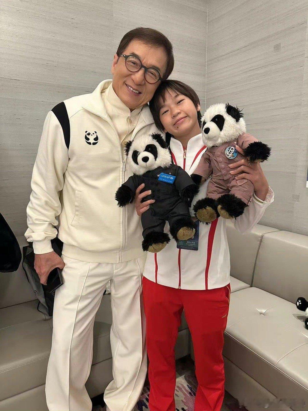 #成龙回复全红婵了# 全红婵晒与成龙合照，成龙回复全红婵了，一时间不知道该羡慕谁