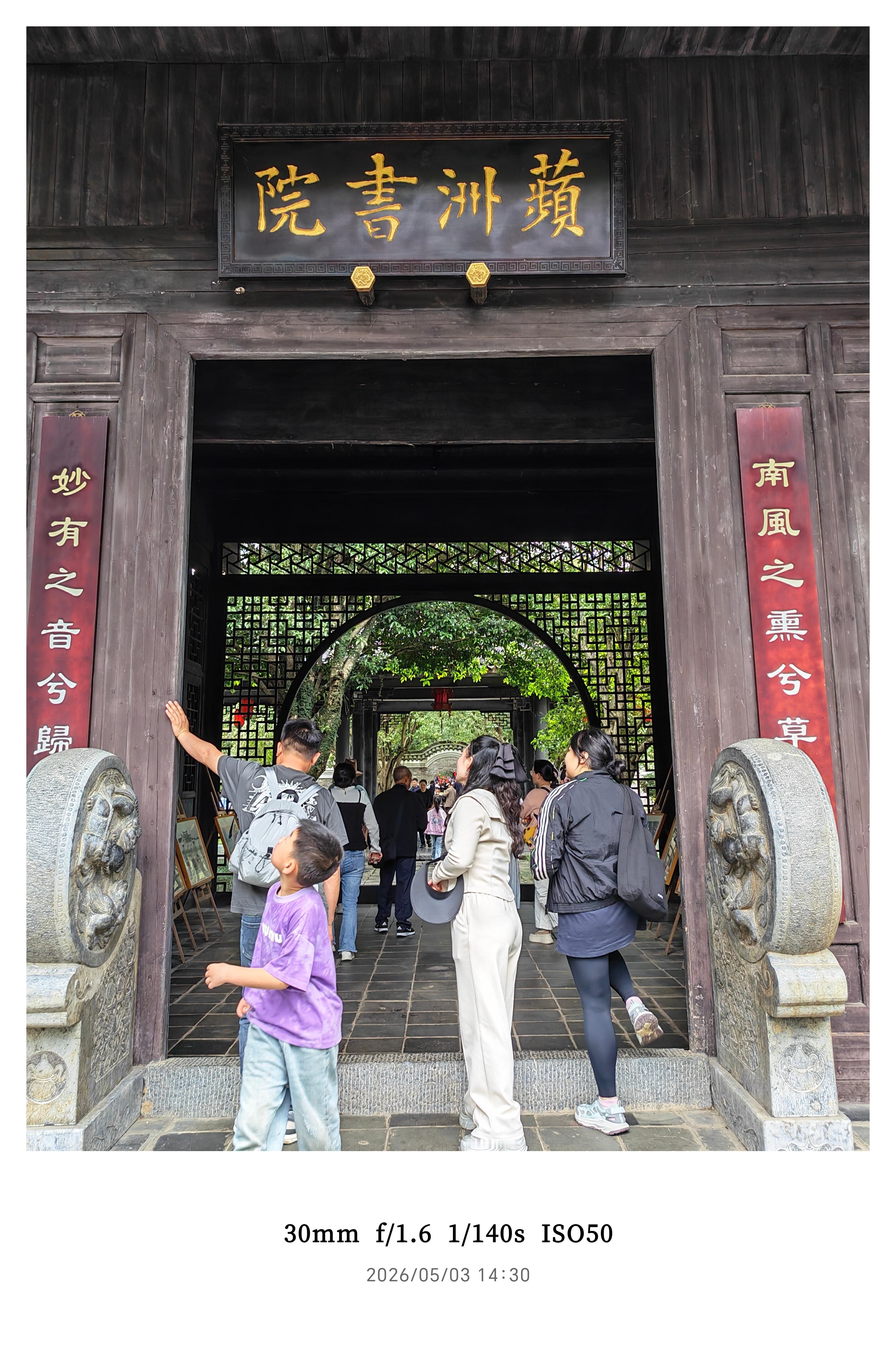 上次去重庆出差朋友还说到晚上一定要去拍个机车大片，超酷那种，结果后边只是跑去洪崖