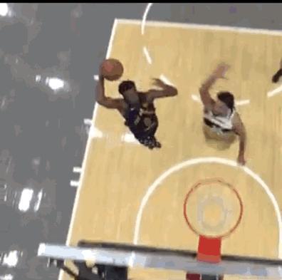 布朗尼两记暴扣，点燃湖人主场！一粒是抢断快攻一条龙，劈扣，搞笑的是拉拉维亚尾随其