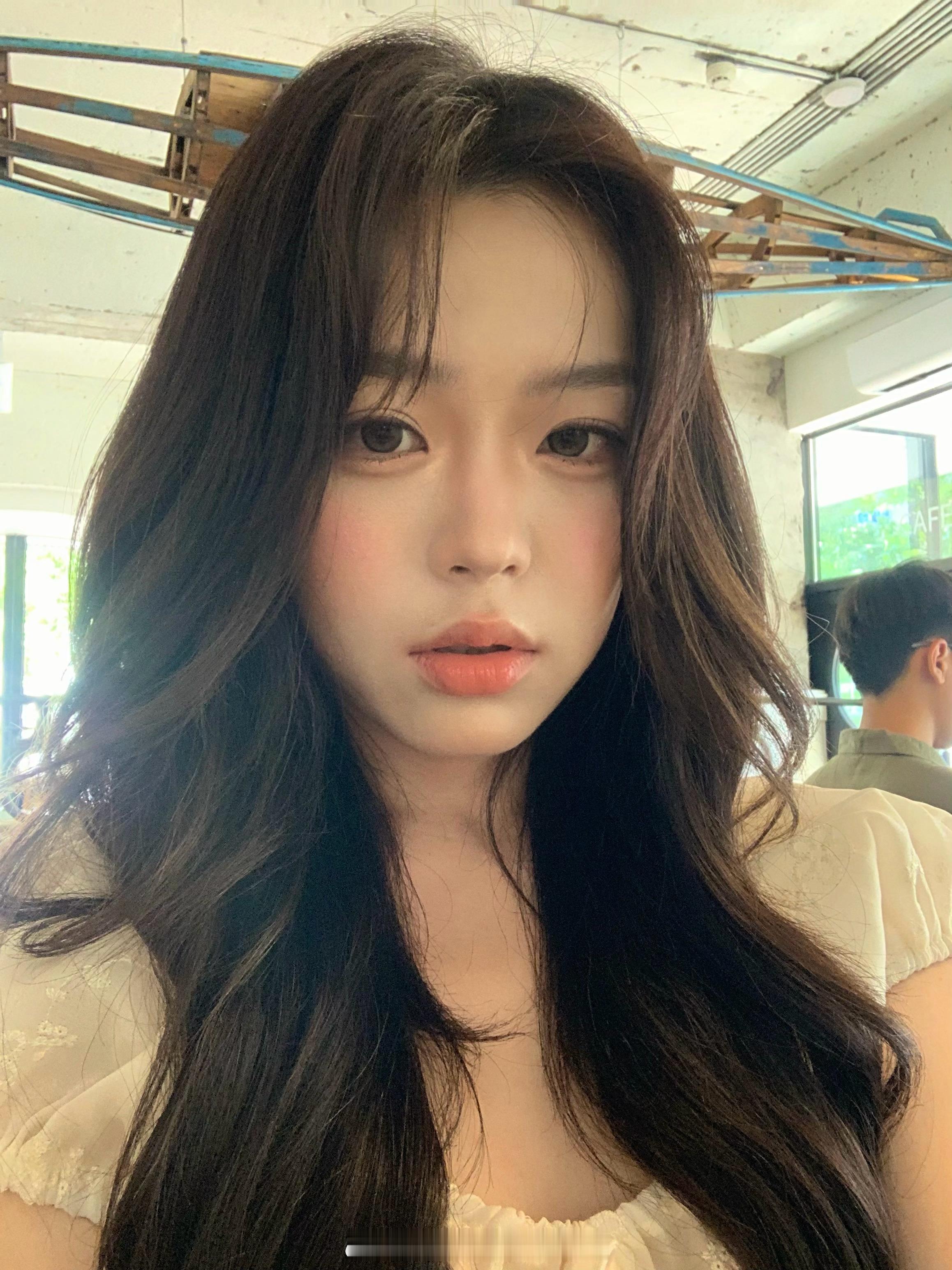 换个发型妆容就可以回到四年前了 