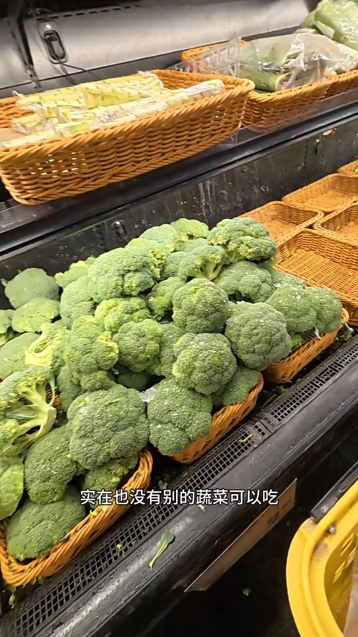 轻轻漫步加拿大，分享有烟火气的海外生活。今天出去买点菜，我不在家，这段时间他们攒