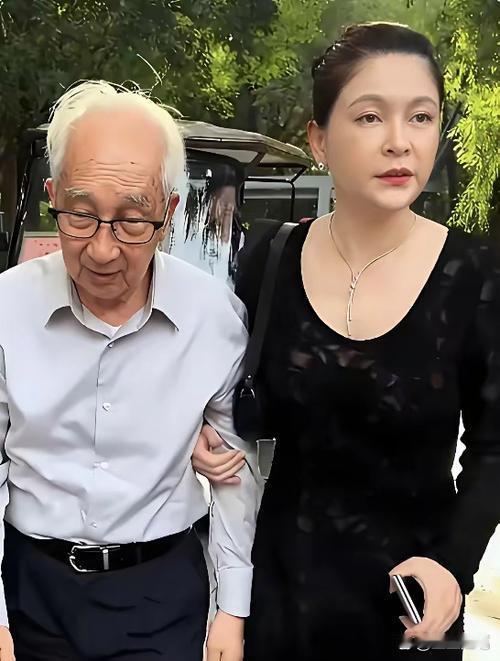 相差44岁的婚姻！33岁执意嫁给77岁老者，14年后现状让人唏嘘
 
谁能想到，