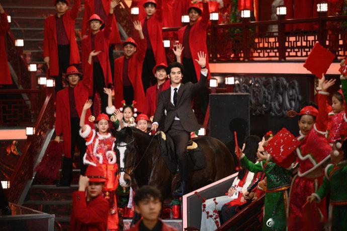 辽宁春晚于适骑马出场 辽宁春晚 于适在2026辽宁春晚骑马开场，西装与骏马完美搭