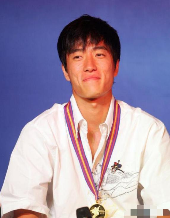 2004年刘翔跨栏夺冠后，开发商送他一套225万的房子，他豪气地送给教练，不料，