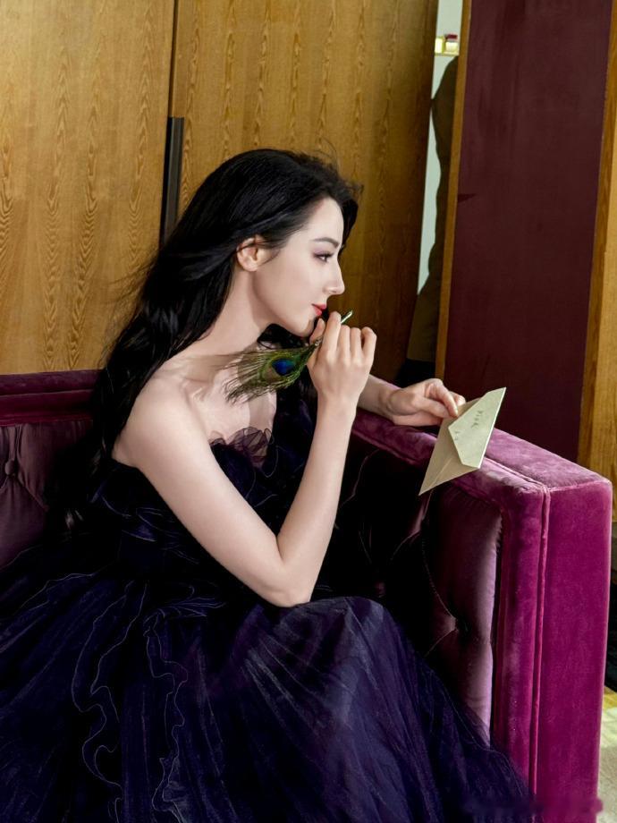 啊啊啊啊啊热巴今天也太美了吧🥵昂扬明媚的春日花神，孔雀🦚羽毛笔好吸睛啊[羞嗒