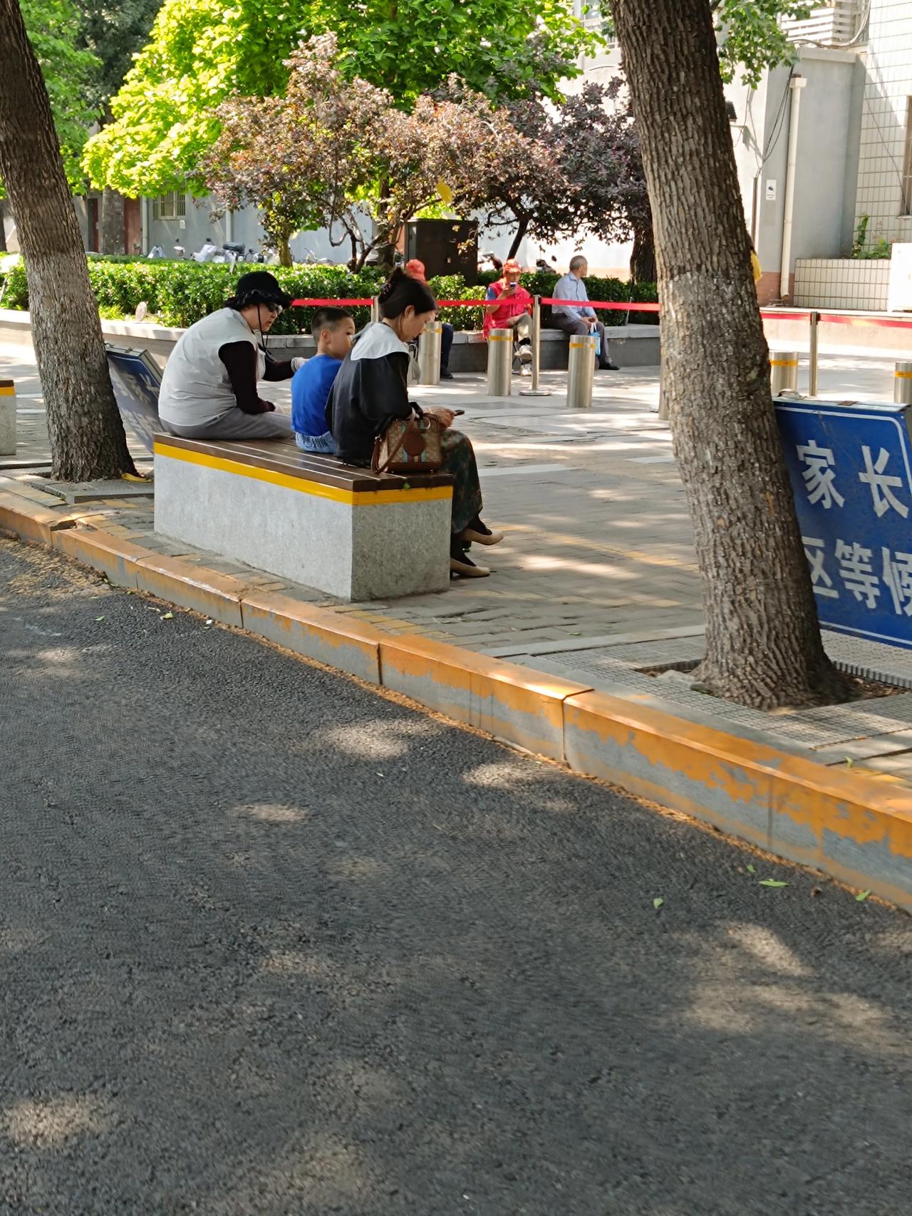 真的是太有安全感了啊，到处都是帽子叔叔和志愿者阿姨们啊，真的是幸福啊！