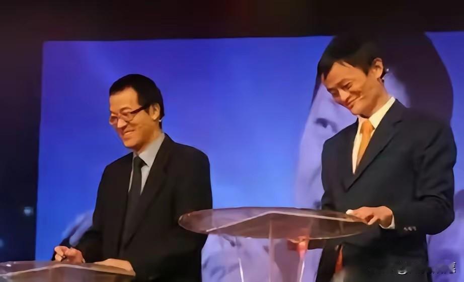 两个英语老师同台，
一个想把公司说成“百年基业”，
另一个直接拆台：“你别绑架行