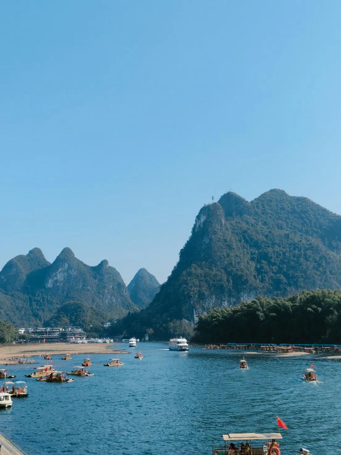 漓江泛舟

青山如黛水如绸，百里画廊一叶舟。
倒影奇峰波上立，轻烟细雨梦中游。