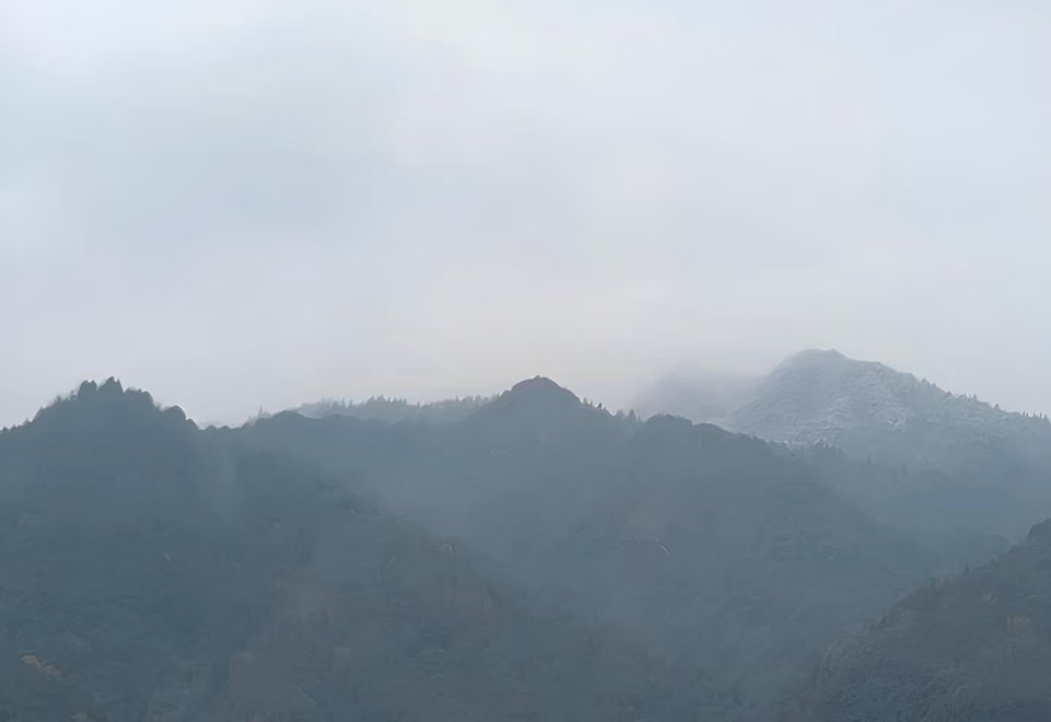 属于中国人的清明仪式感小时候不懂，总觉得清明上坟只是一个形式。人都不在了，做这些