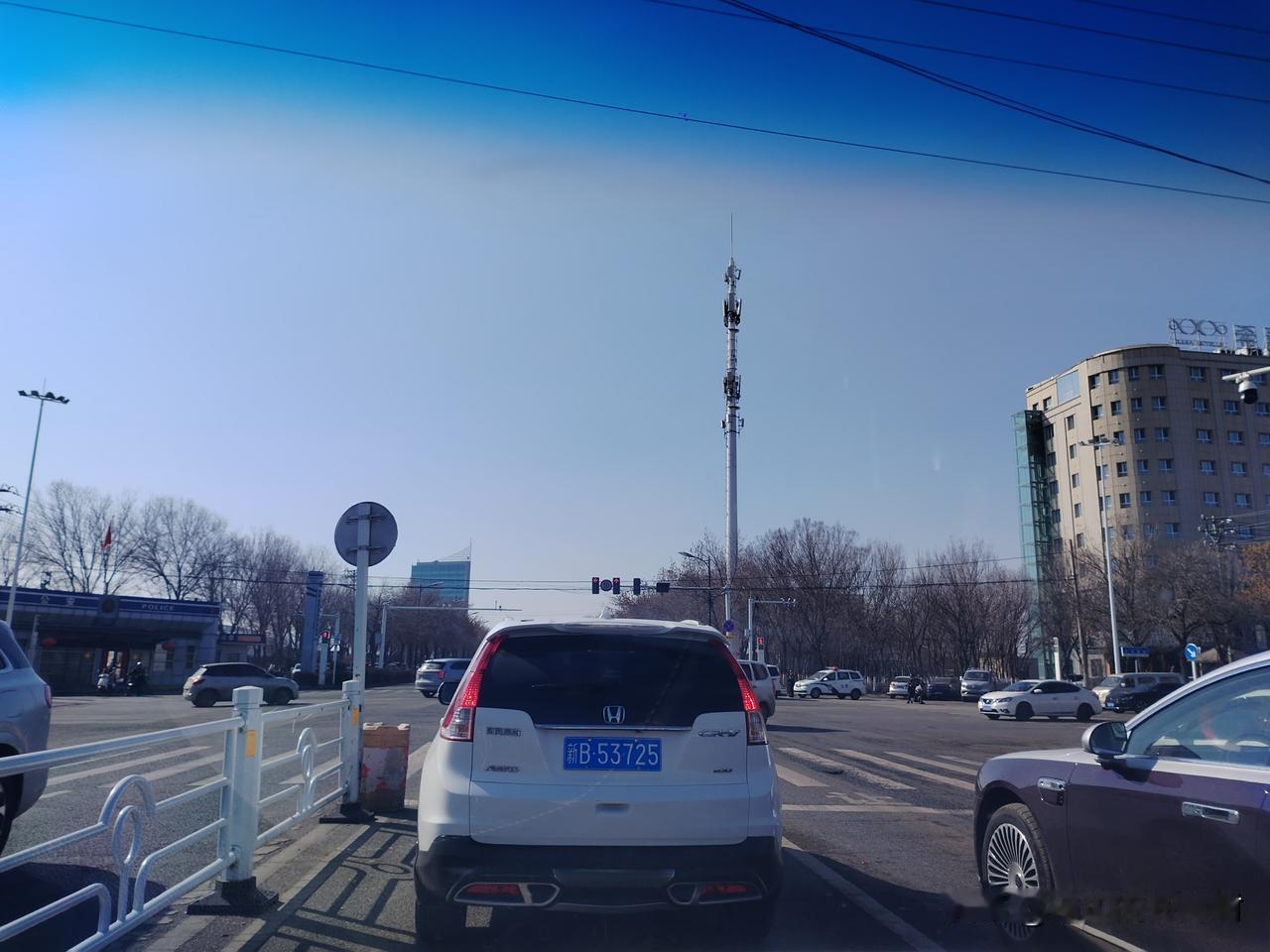 油价上涨有个好处不知道大家发现没有？就是马路上“勺子”一样的司机少了，都知道省油