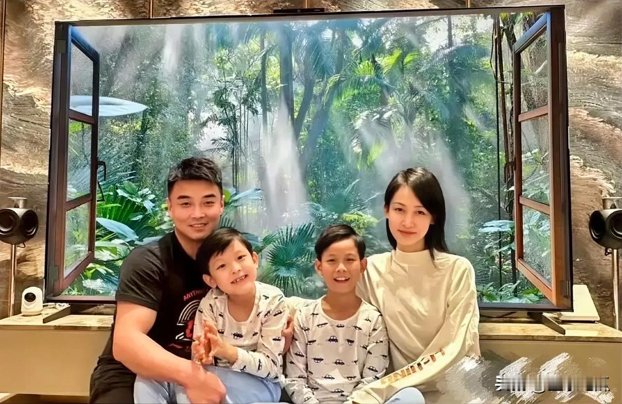 王皓和妻子两个儿子合照，一家人幸福满满。
 妻子闫博雅是一名舞蹈演员，美丽大方，