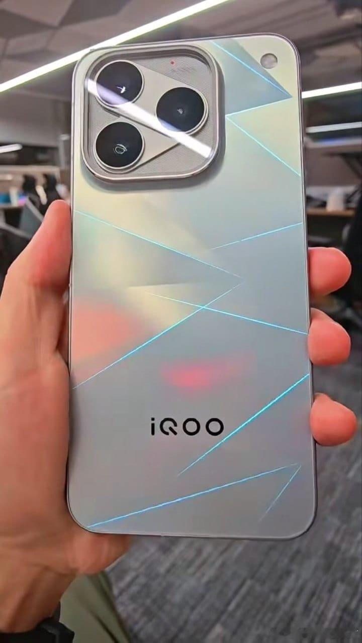 据说是iQOO16真机[偷笑][偷笑]  ​​​