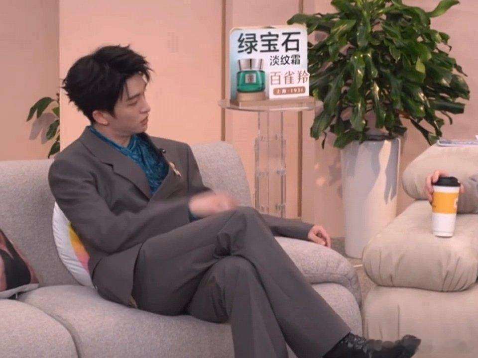 黄子弘凡红底鞋黄子弘凡抬腿露出红底鞋黄子弘凡不经意展示红底鞋 