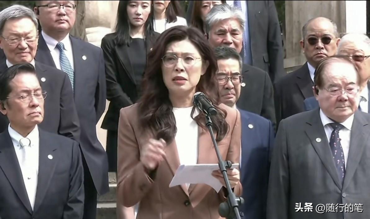 拜谒中山陵之后，团队一起站好位置，李乾龙和张荣恭分别站在郑丽文左右，可见这次访问