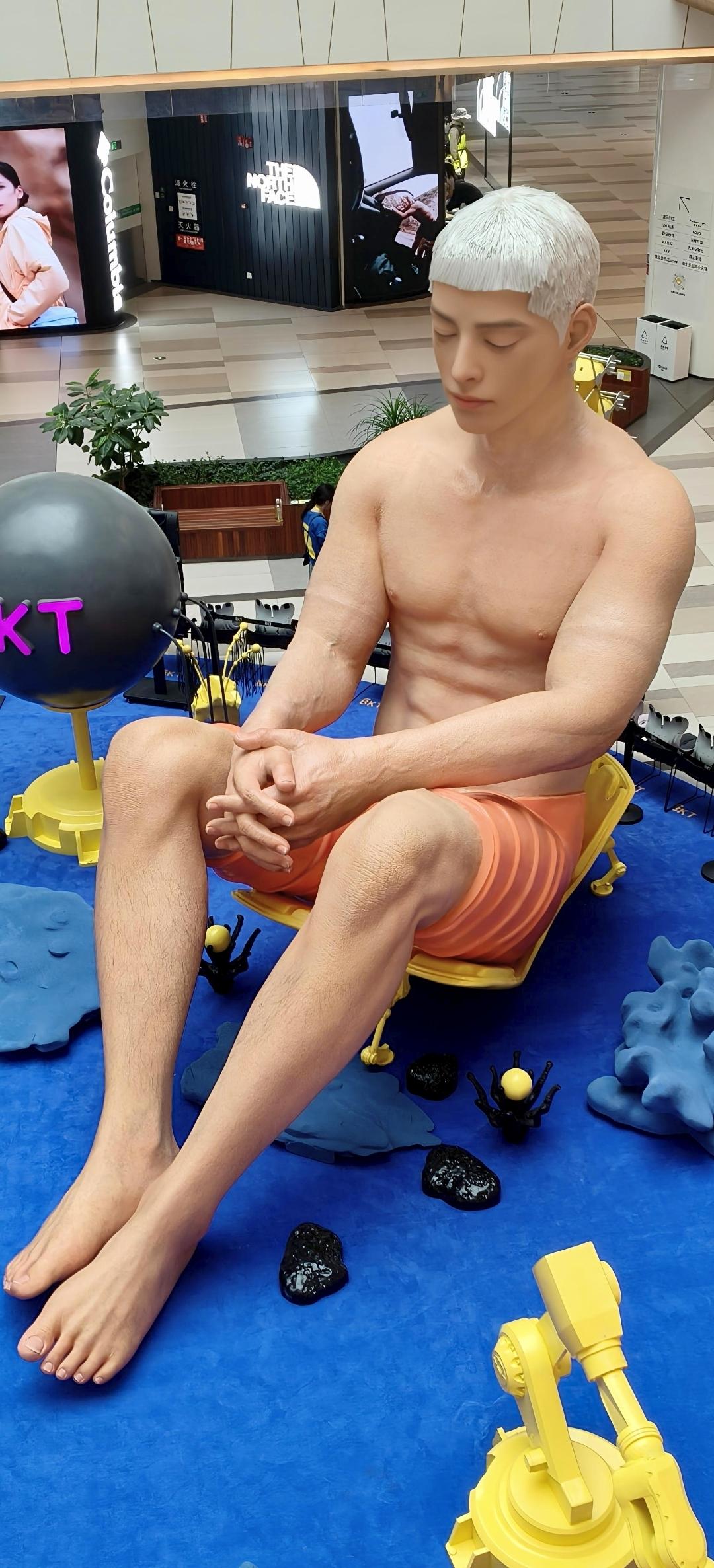 这家伙站起来应该有8米