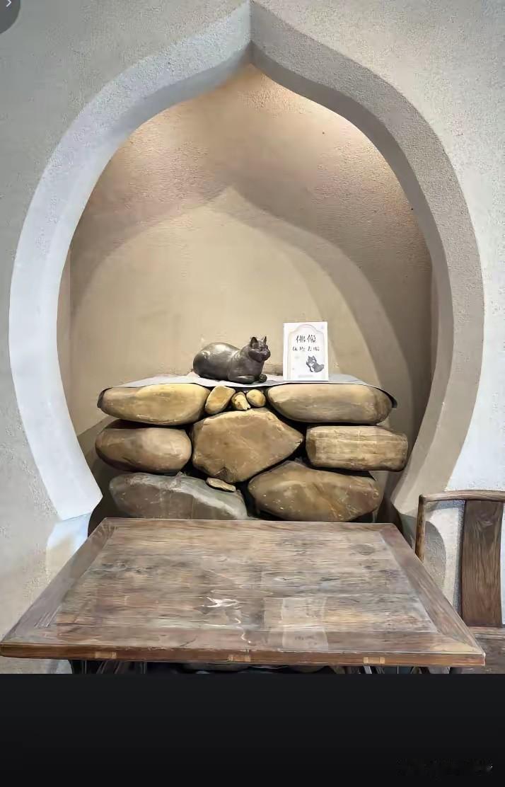 有网友爆料称，8月4日，观复博物的铜造佛像已搬离展区，原位置放了一小块告知牌，上