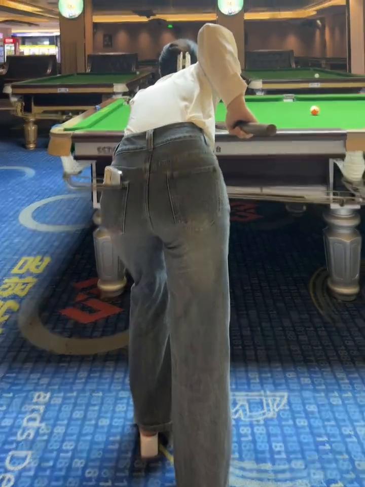 把你屁股最大、最骚的闺蜜介绍给我，微信转你三百块。