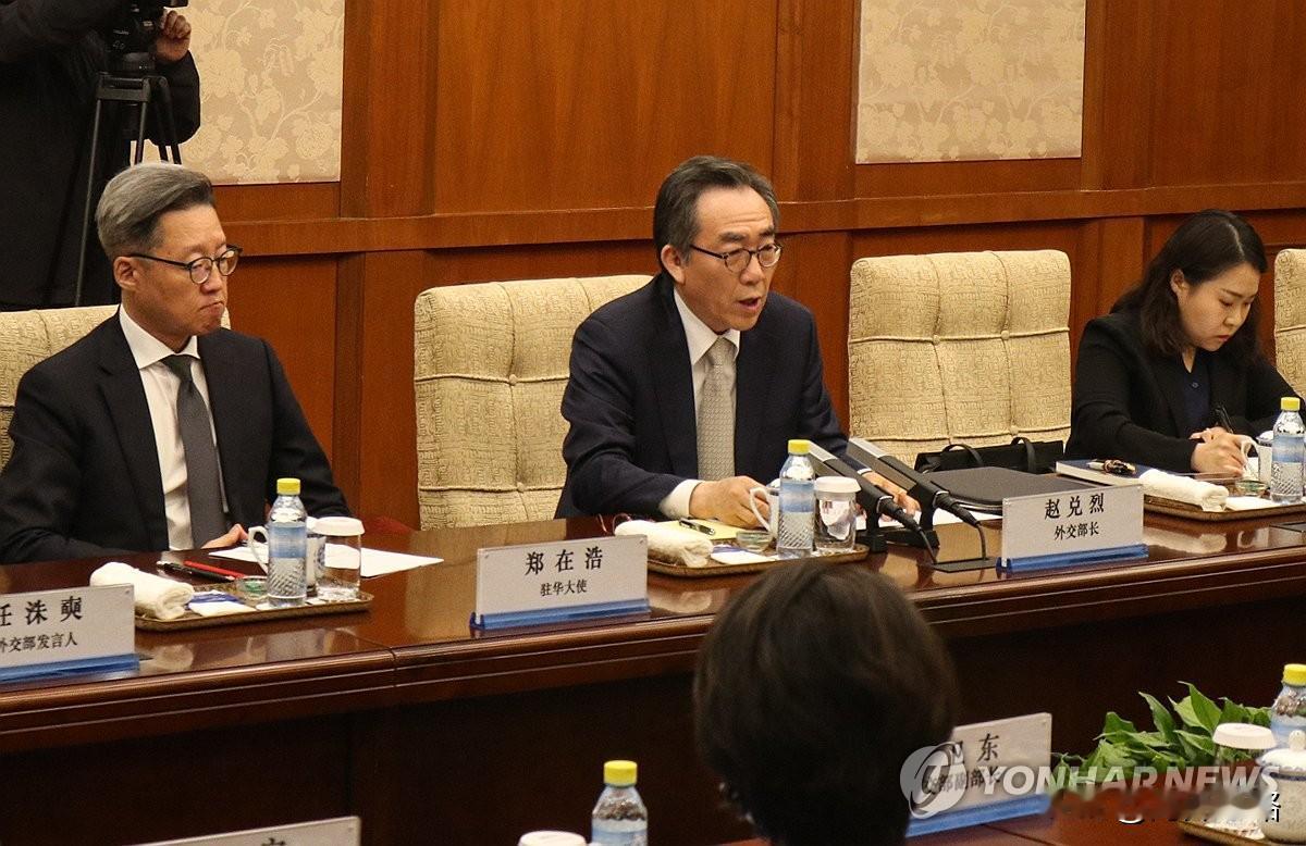 韩国外长时隔6年再次访华。据韩联社报道，在双方高层的会晤中，韩国外长赵兑烈表示: