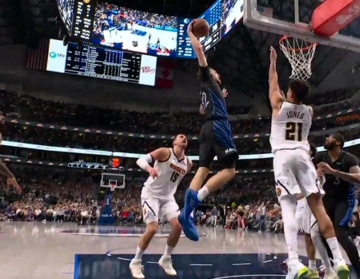 这就是状元！
弗拉格强突约基奇，单臂隔扣琼斯！

越打越好，现在的弗拉格真的是强