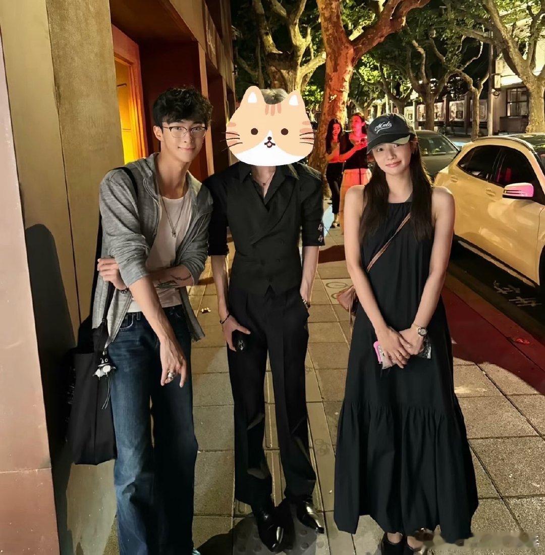 偶遇徐若晗恩利聚餐网友偶遇徐若晗恩利聚餐了，两人都好可爱☺️！ 