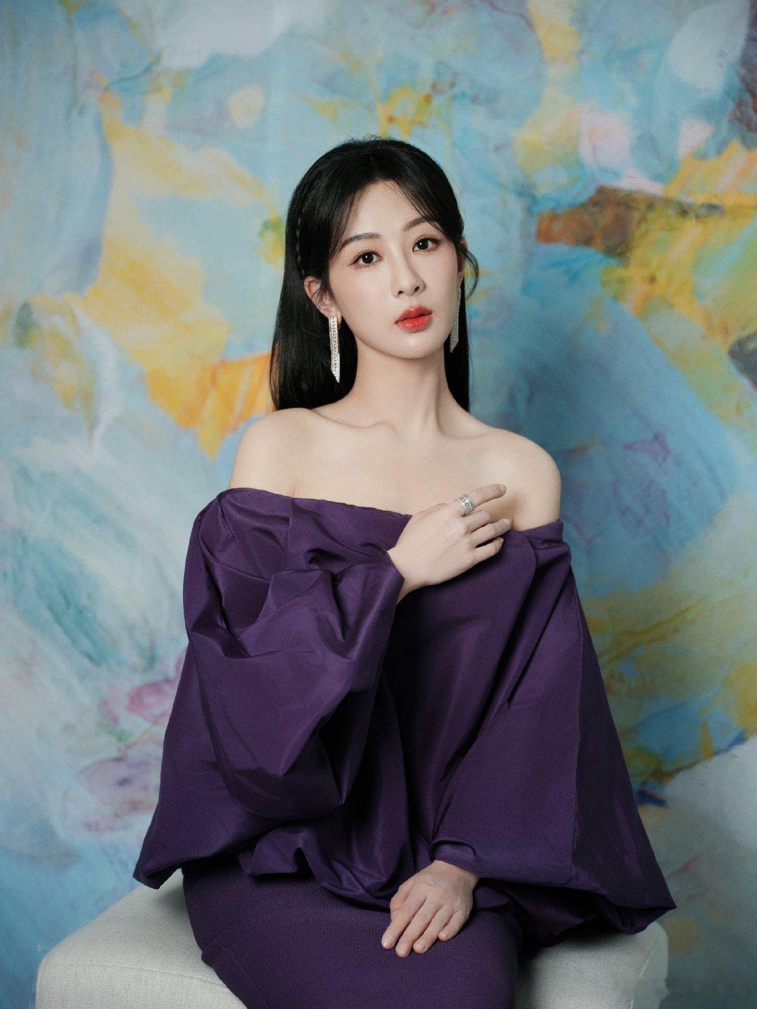 #杨紫穿紫#杨紫穿紫色就是紫气东来，大红大紫[抱一抱][抱一抱][抱一抱] ​​