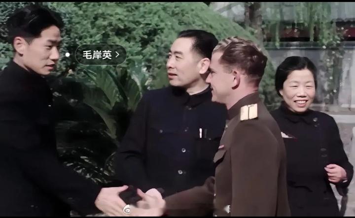 韩媒发布韩国军人撤出国会画面 周总理、邓颖超与毛岸英同框的罕见影像，此时周总理正