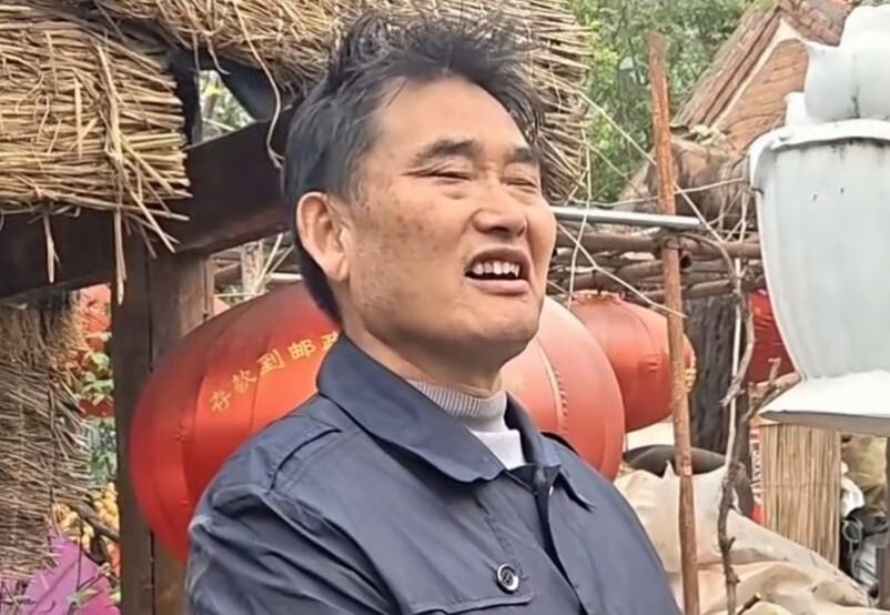 大衣哥朱之文被人盯上了，盯他的人不干别的，就专门给他的演出使绊子。他要去哪儿唱，