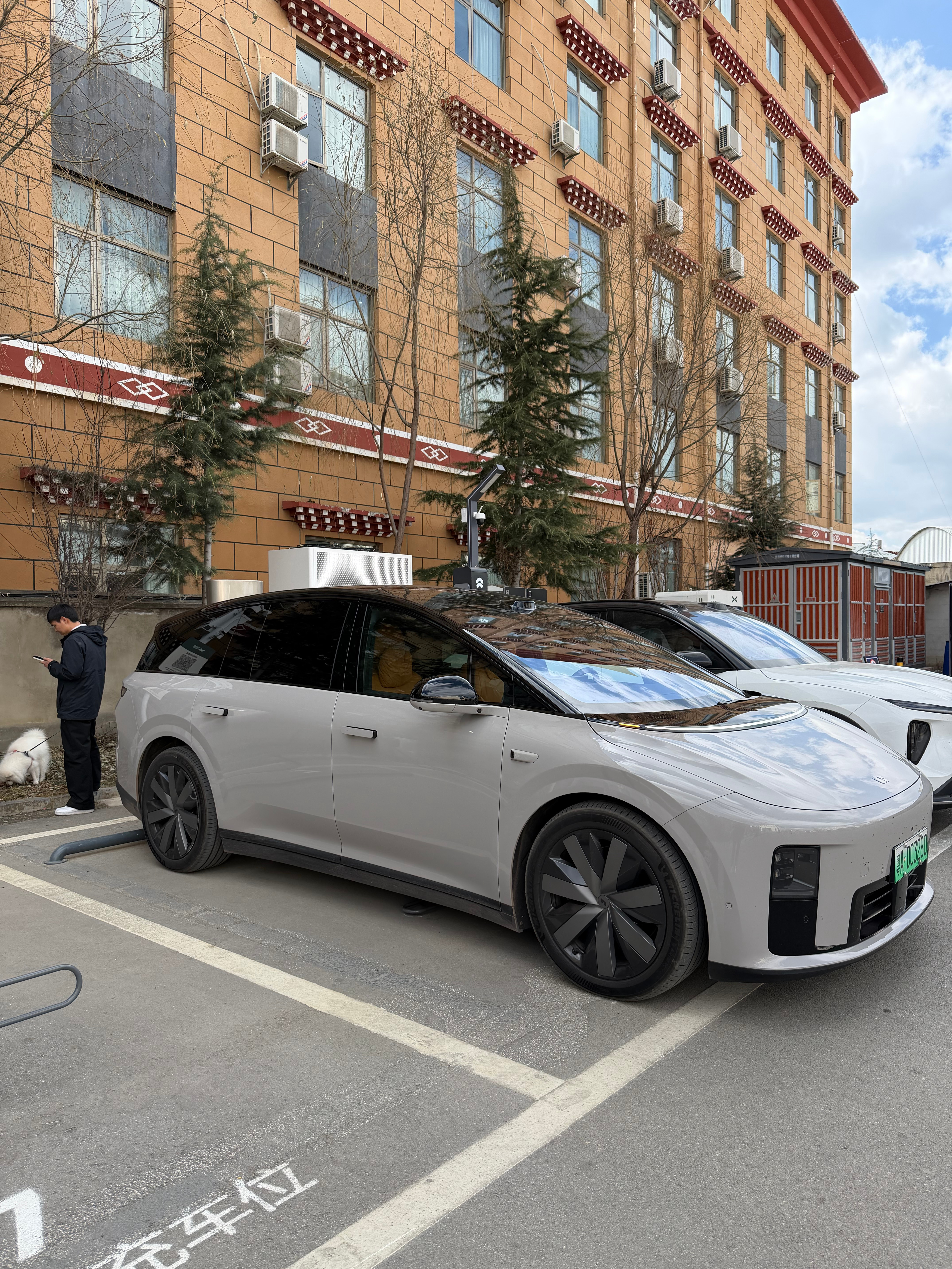 喂饱它先，这儿地儿好啊，目前市面上卖的最好建充电桩最多的几个品牌都在这儿了，在一