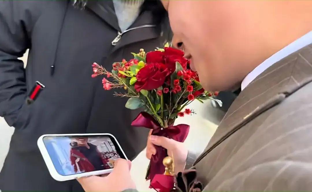 “别让我操心，我现在要结婚”，高中班主任接亲前仍通过监控叮嘱学生
来源：陕西都市