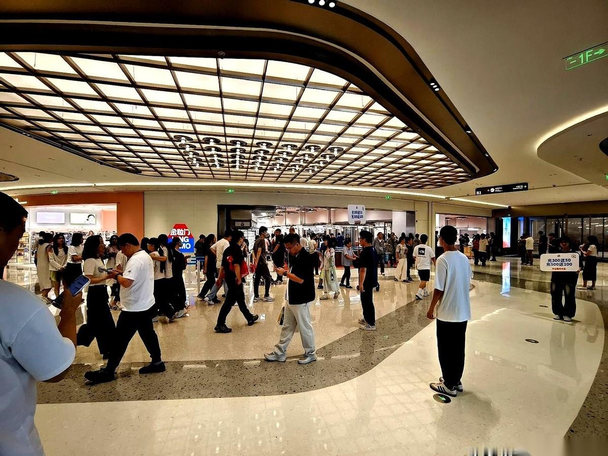 工作日下午，万象城西区的盒马鲜生和金粒门门口，硬生生挤出了一波周末晚高峰的架势。
