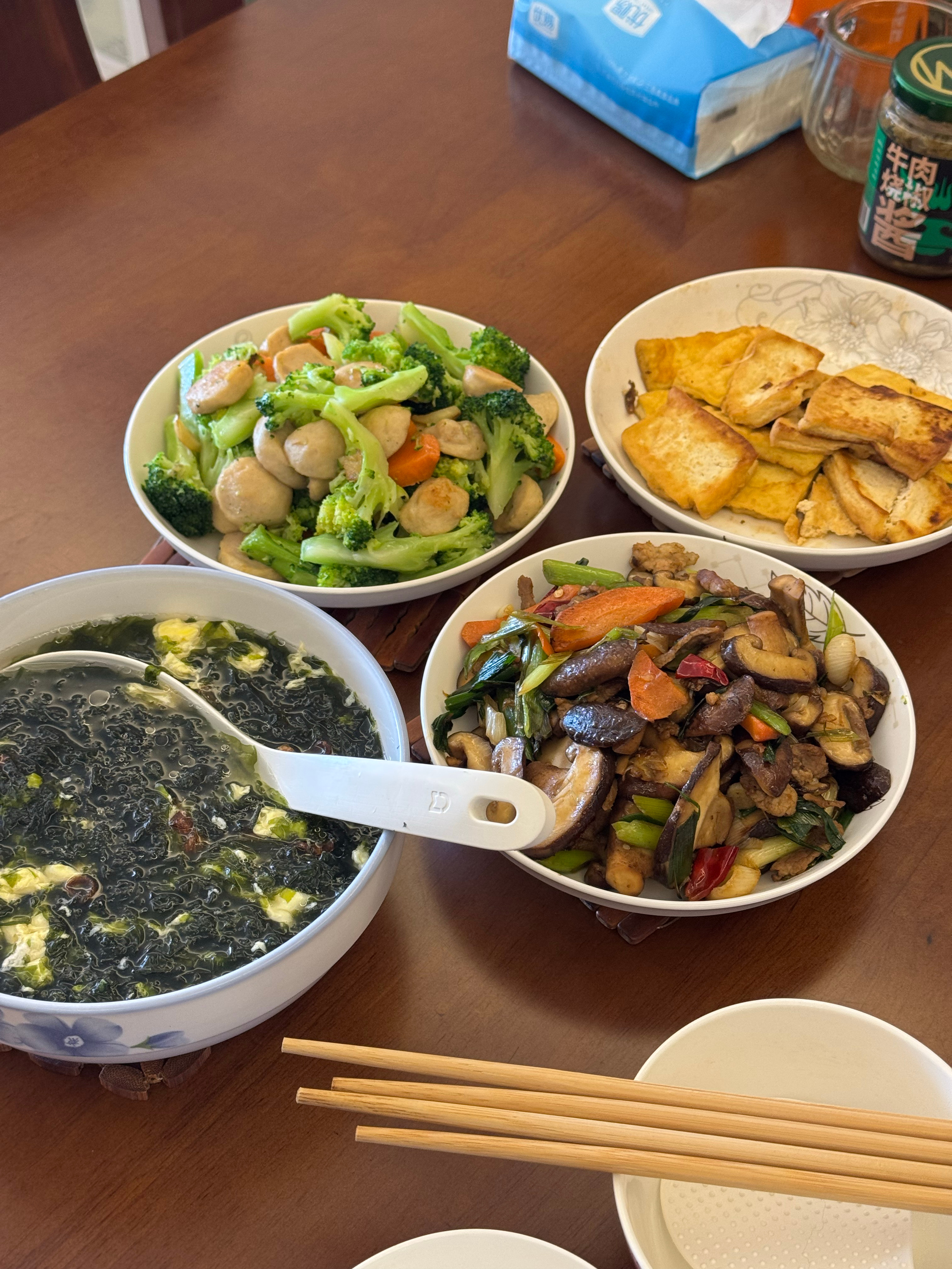 开饭咯，吃完下午跟小林再去找找有没有合适的场地。现在很纠结的一点就是，岛外地方多