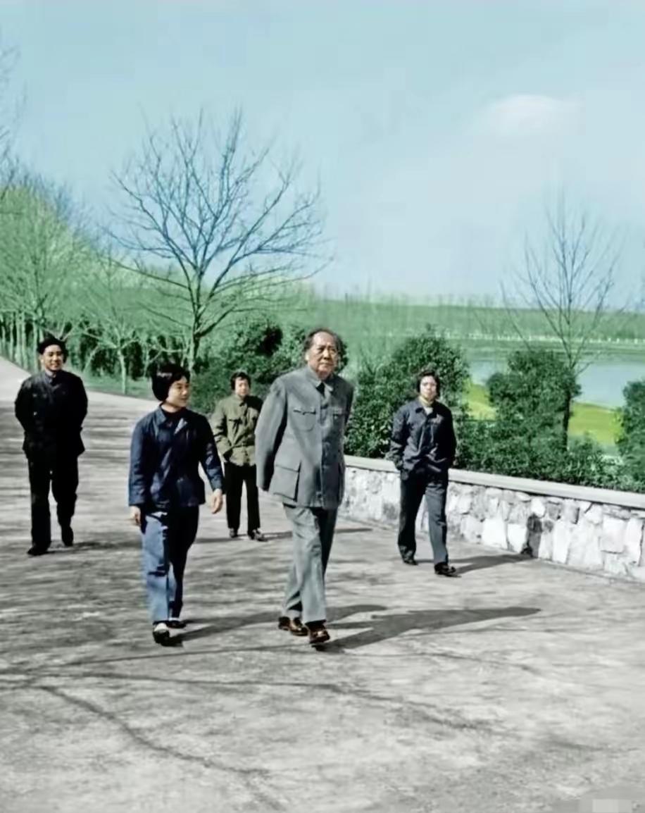 1983年，已是鲐背之年的梁漱溟先生，步履蹒跚却目光澄澈地最后一次踏上了韶山这片