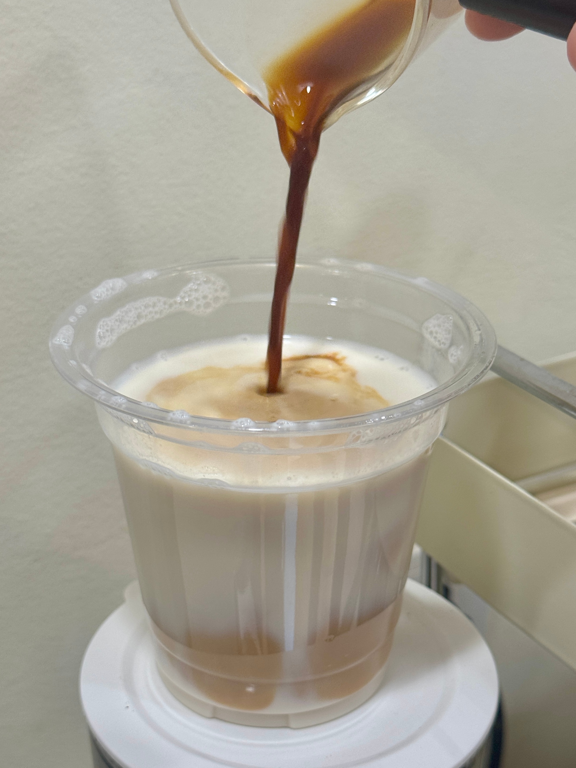豆乳拿铁☕迷式豆乳秘方做出来的鲜豆乳，配上近期新宠的豆子，香到鄙人词穷。姐妹们有