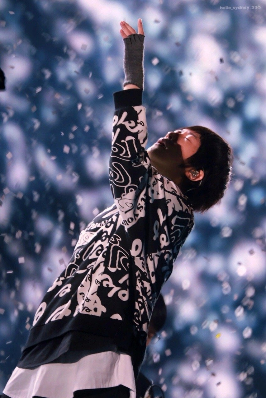 #显微镜下的阿信#显微镜下的阿信，今日凌晨，五月天好好好好想你巴黎演唱会在全网进