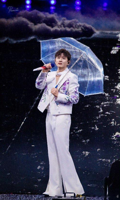 张杰雨中神图 张杰鸟巢演唱会淋雨，反而出了好多神图！张杰演唱会雨中神图