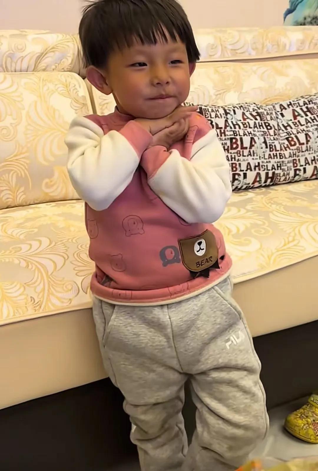 涵涵终于回到姥姥家了，辫子被爷爷奶奶嫌弃碍事给剪了，人变得又黑又瘦惹人心疼。
