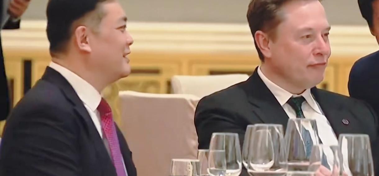 国宴上，坐在马斯克旁边的男人是谁？

人民大会堂，高朋满座。连雷军都没能坐上的主