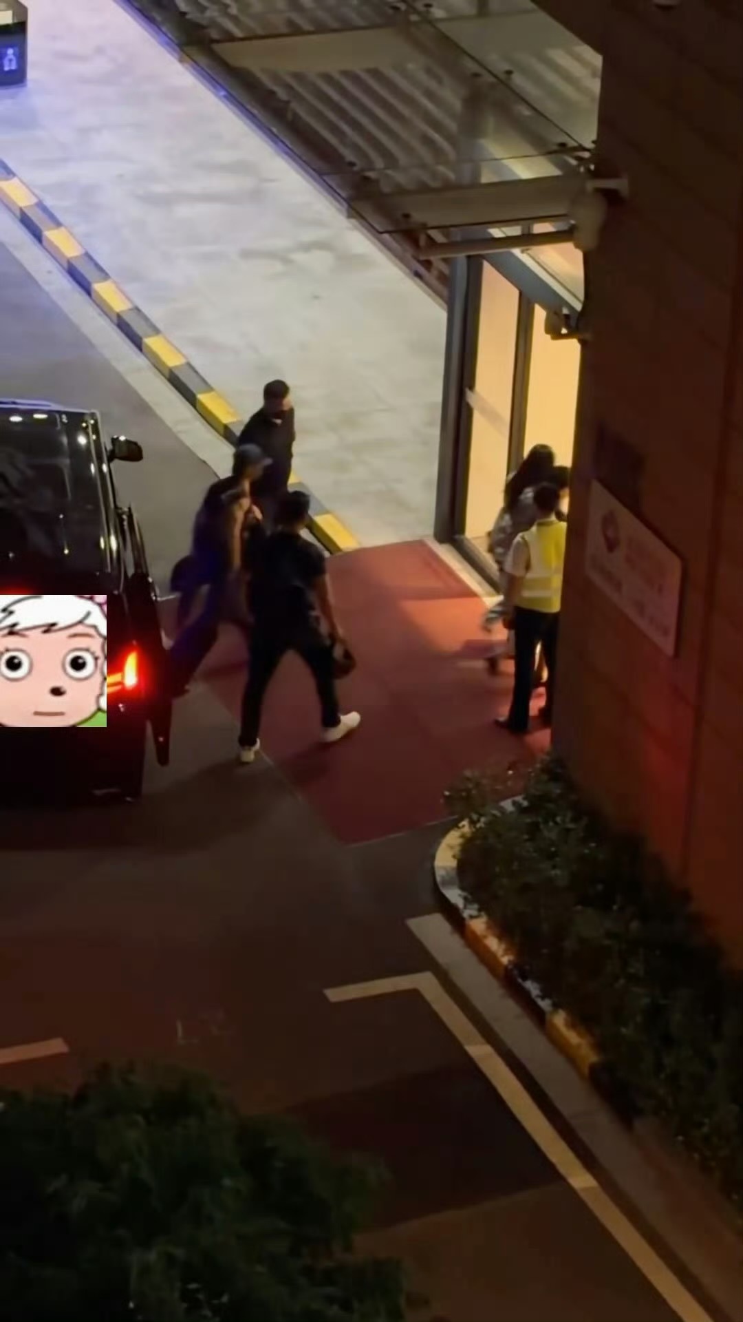 肖战上海出发青岛机场路透，无袖背心透露出的肌肉 