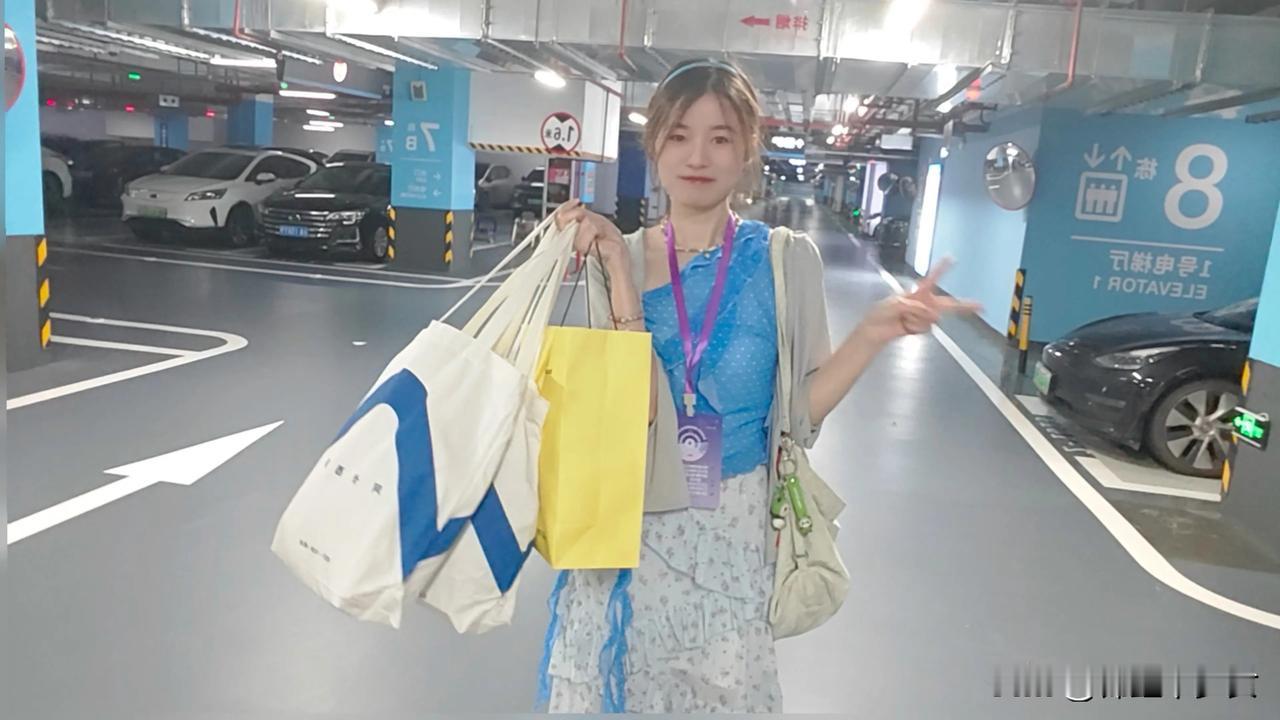 一大早去了2025深圳充电嘉年华
又是​满载而归的一天！
​抽中了绿联易烊千玺相