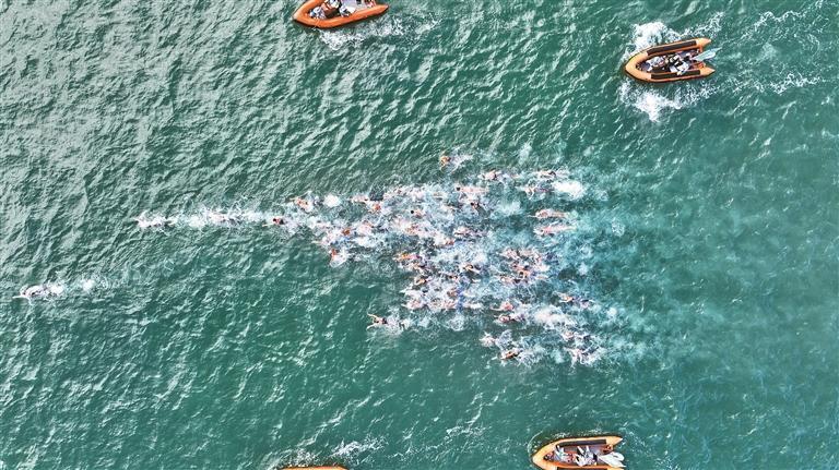 【深圳玻璃海，让全运会选手惊呼享受！】11月6日，十五运会男子10公里马拉松游泳