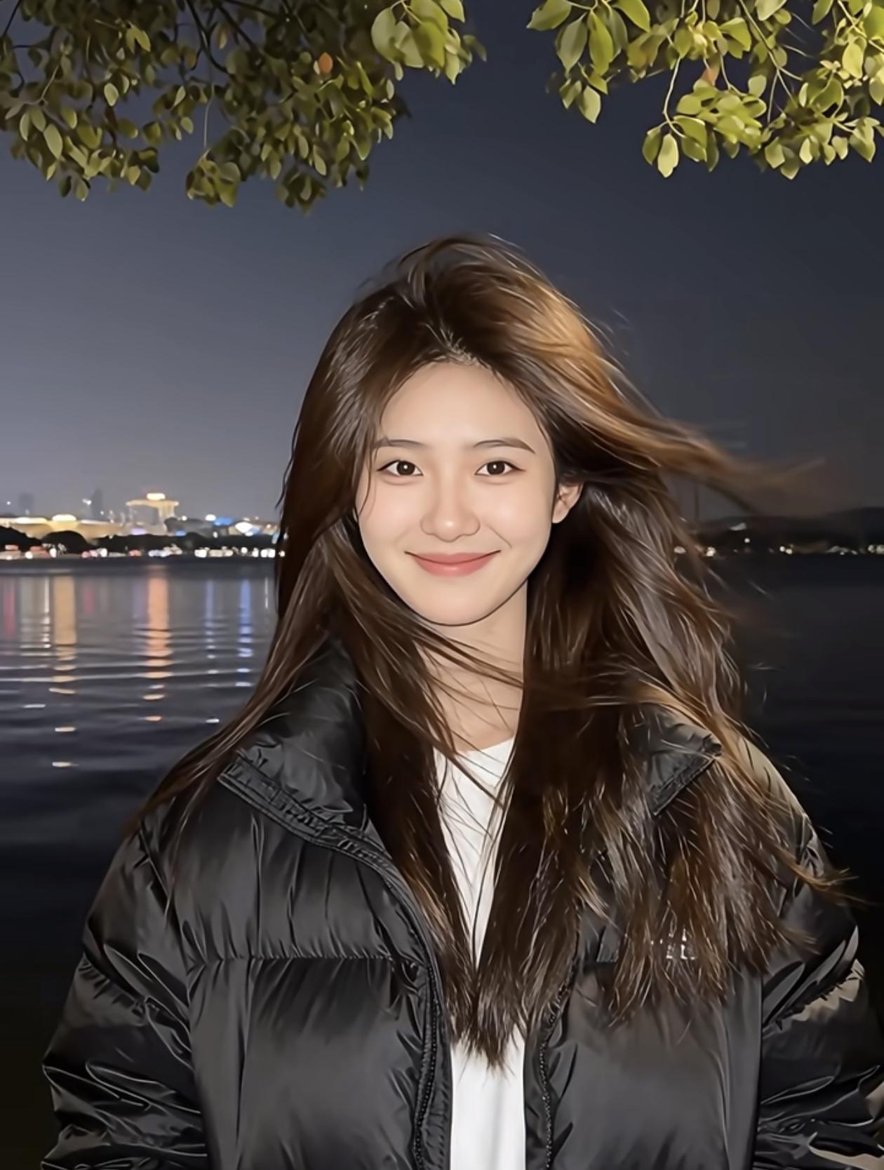 在湖边吹吹风，感觉好惬意！🌸🌸🌸
湖边好风光 凉爽气质套装穿搭 湖边景致 