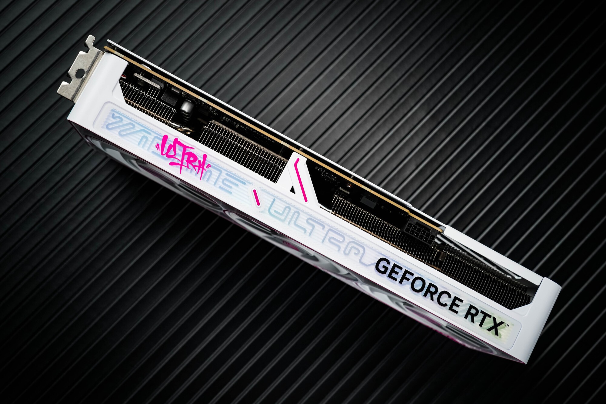 iGame RTX 5070 Ultra Z背插顯卡評測 無線美學新范式