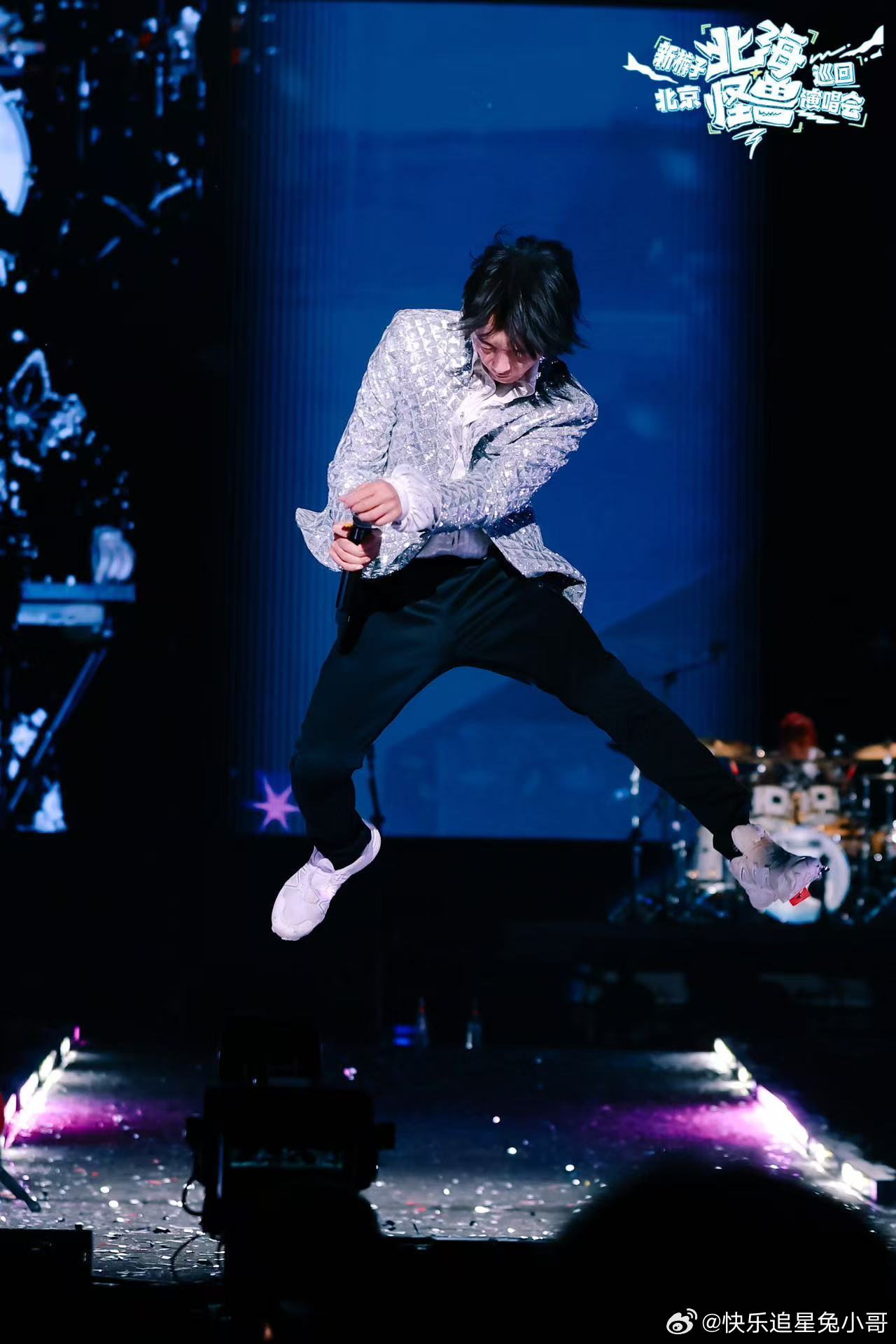 新裤子是懂整活的新裤子2026北京演唱会 彭磊摇摆、庞宽抽象、赵梦敲镜，新裤子整