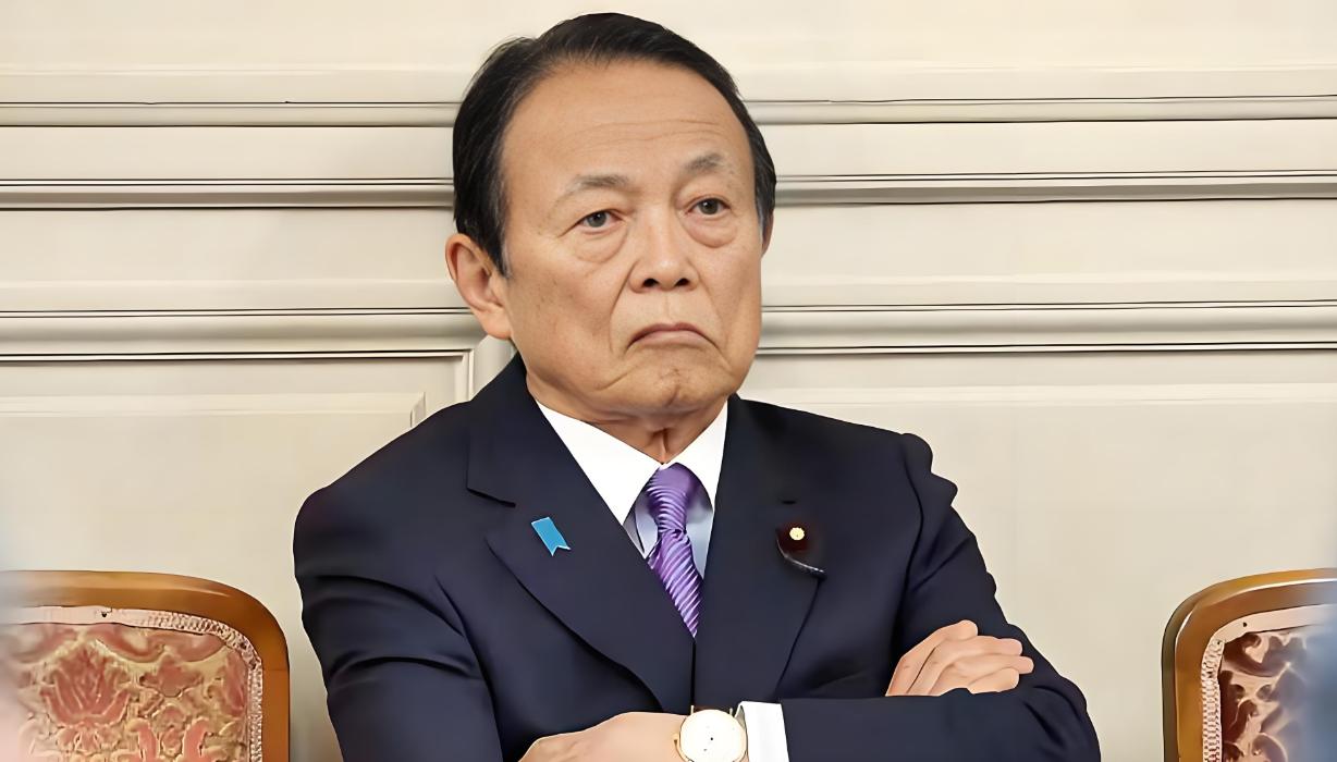 不要总是拿高市早苗的长相说话，你看她的副总裁麻生太郎，这模样是不是更显“猥琐”。