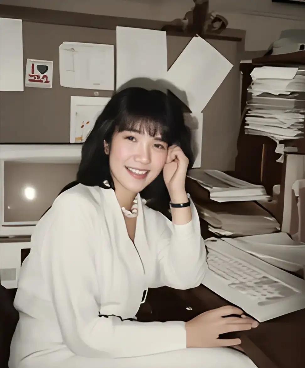 20多岁时的高市早苗，确实清纯漂亮，当时在电台做主持人。

网友表示：人，特别是