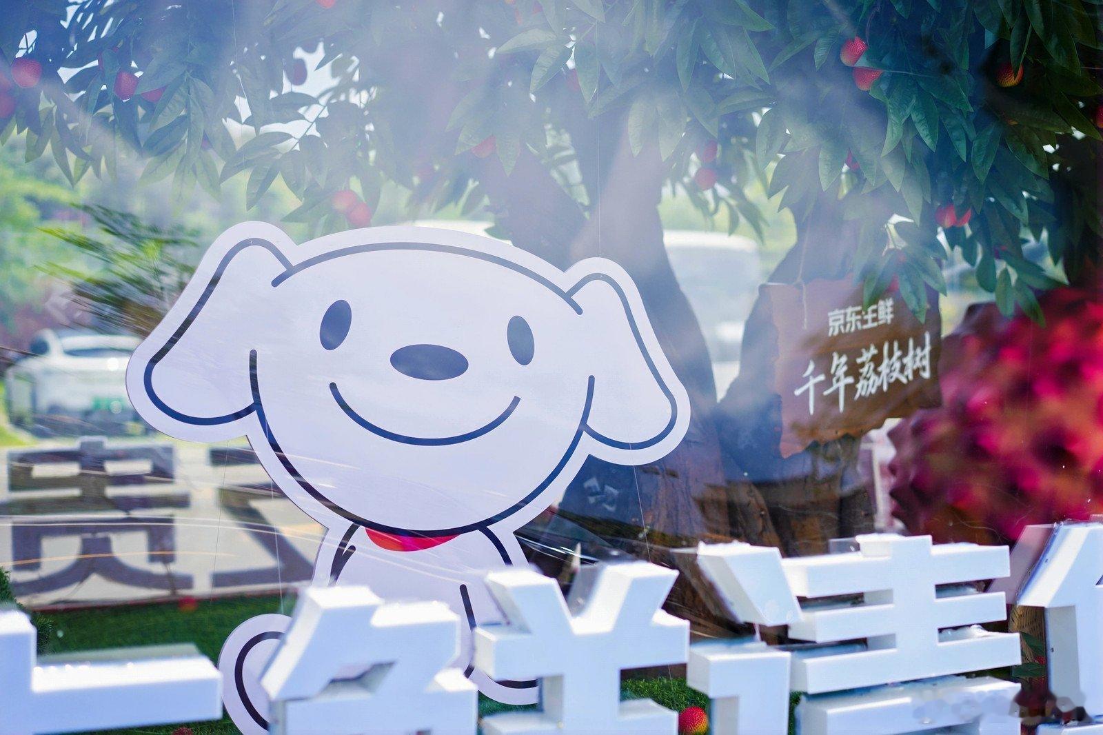 京东生鲜请您吃贵妃荔枝 荔枝快闪车终于盛大首发啦！看着满载新鲜饱满贵妃荔的车子出