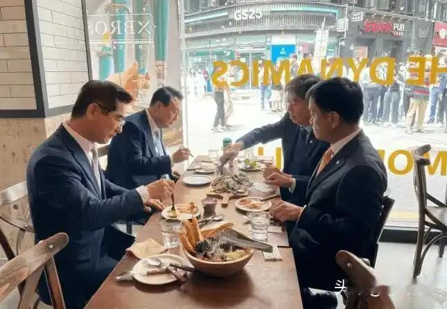 尹锡悦受审期间带着警卫员下馆子。
 
在韩国政治舞台的聚光灯下，前总统尹锡悦近来